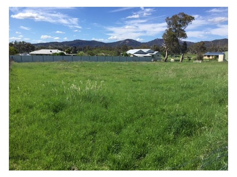 10 Barawell Street, Wallangarra QLD 4383