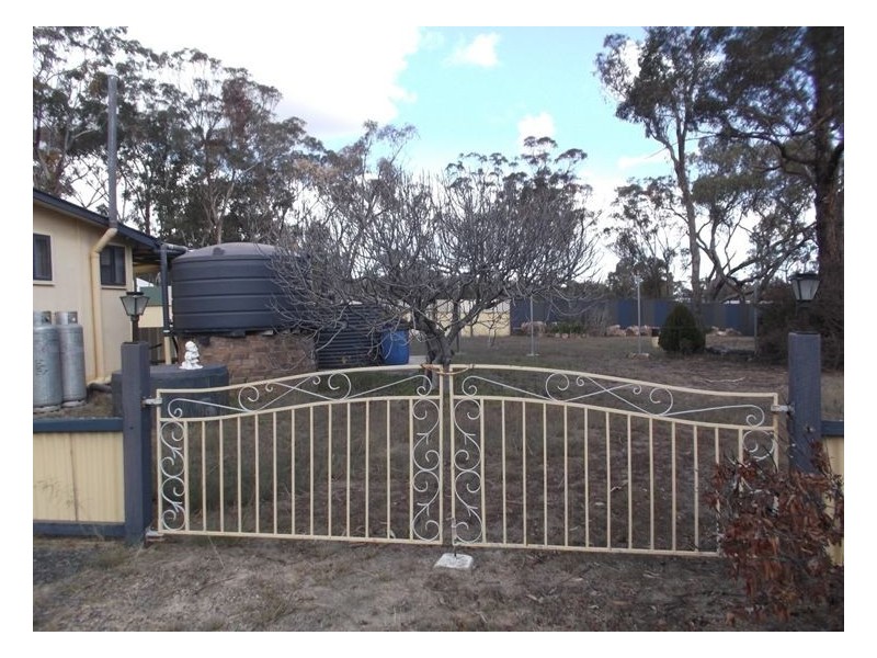 4 Calvert Road, Glen Aplin QLD 4381