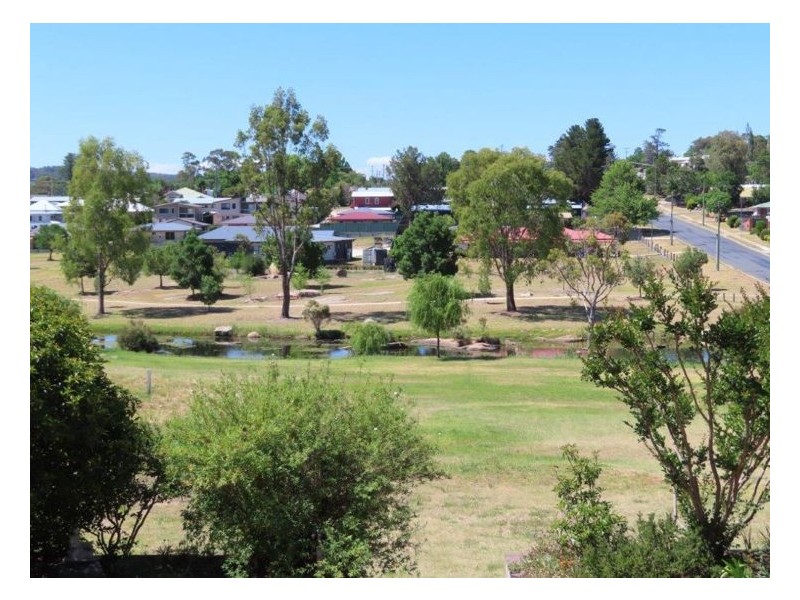 8 Leslie Parade, Stanthorpe QLD 4380