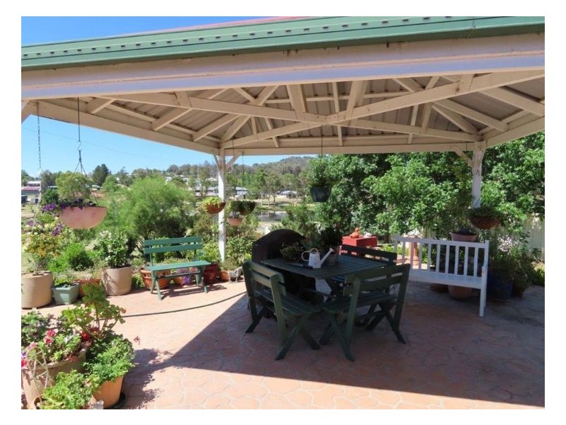 8 Leslie Parade, Stanthorpe QLD 4380