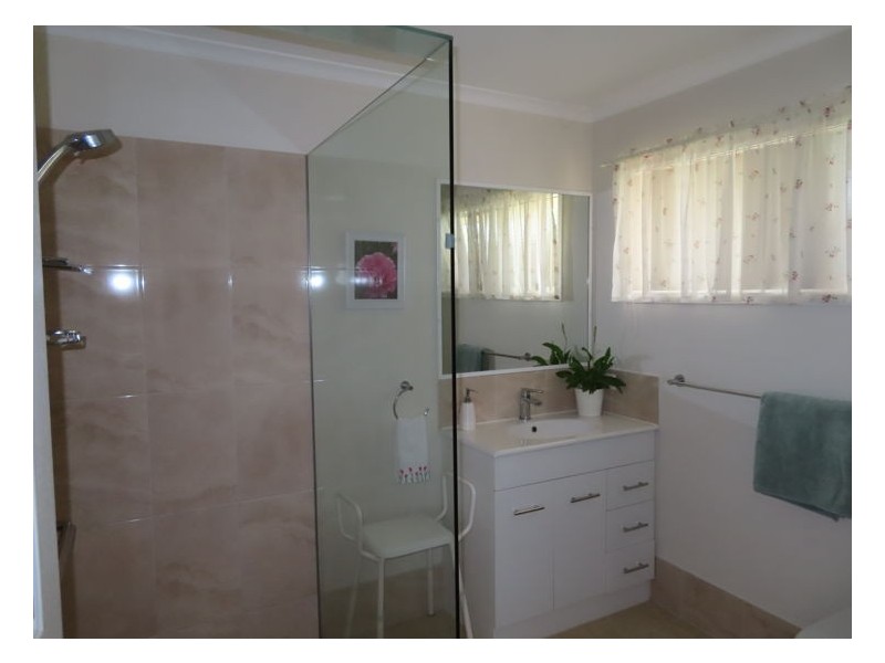 8 Leslie Parade, Stanthorpe QLD 4380