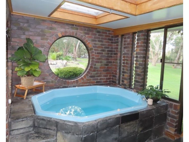 96 Old Caves Road, Stanthorpe QLD 4380