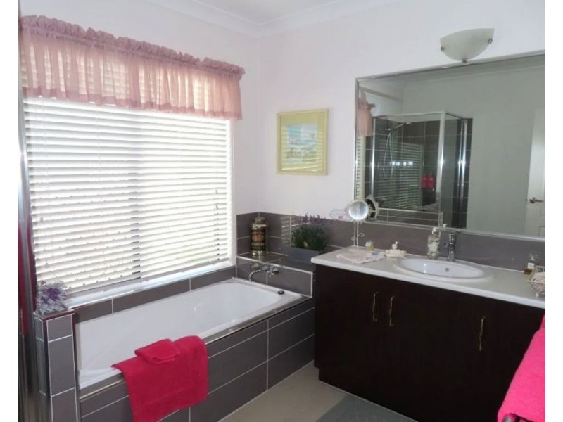 22 Pioneers Parade, Stanthorpe QLD 4380
