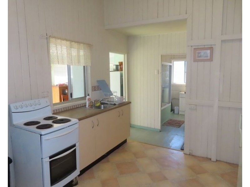 10 Foster Street, Glen Aplin QLD 4381