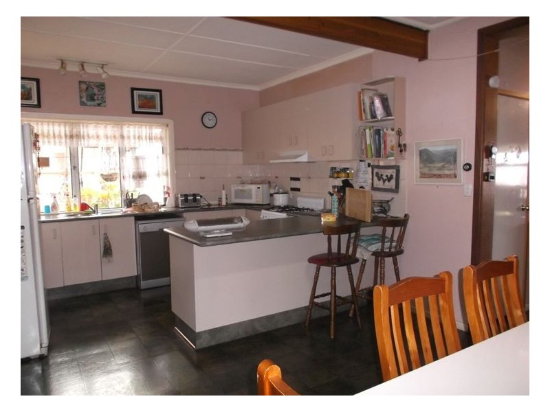 30 Roessler Av, Applethorpe QLD 4378