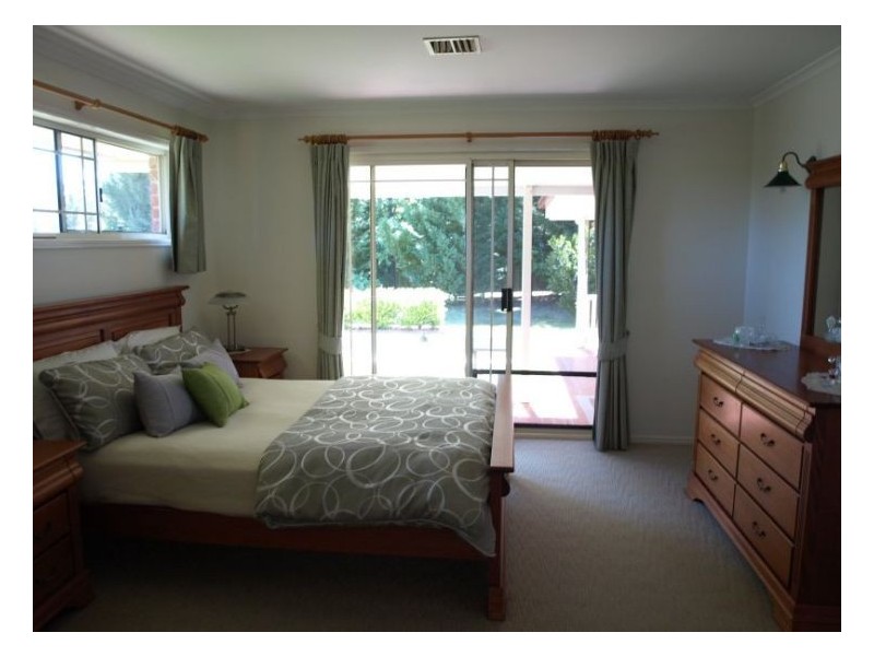 18 Pioneers Parade, Stanthorpe QLD 4380
