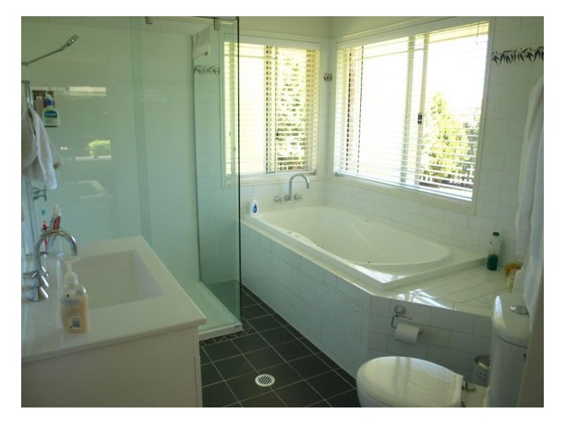 18 Pioneers Parade, Stanthorpe QLD 4380