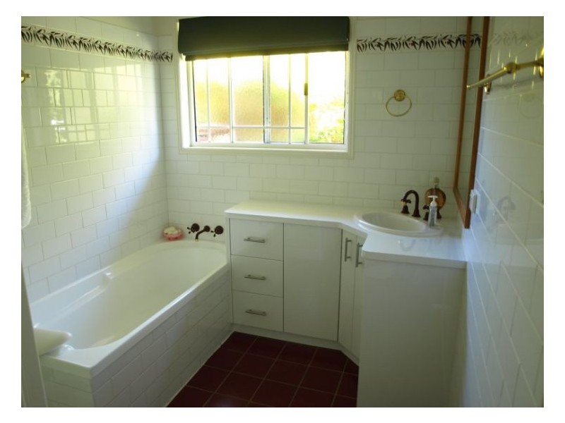 18 Pioneers Parade, Stanthorpe QLD 4380