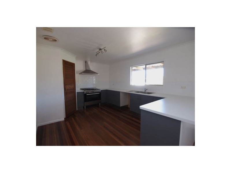 3 Prince St, Urangan QLD 4655