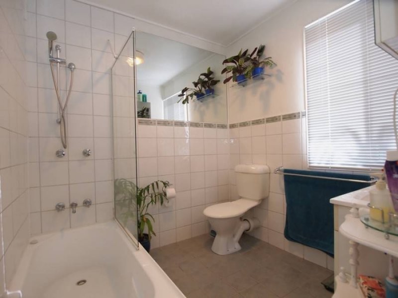 1 Kingfisher Pde, Toogoom QLD 4655