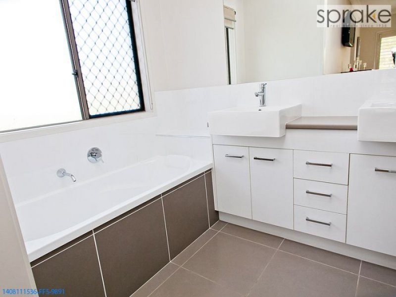 8 Inverness Crt, Wondunna QLD 4655