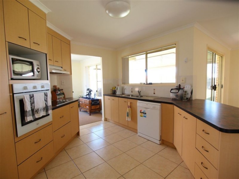 7 Mainsail Court, Point Vernon QLD 4655