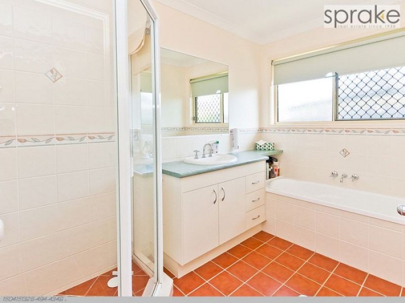 12 Montrose Close, Point Vernon QLD 4655