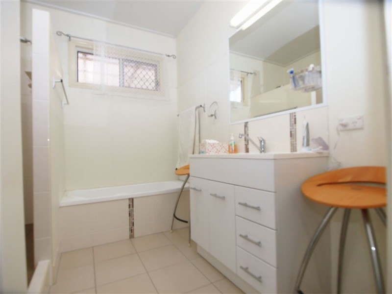 211 Cypress Street, Urangan QLD 4655