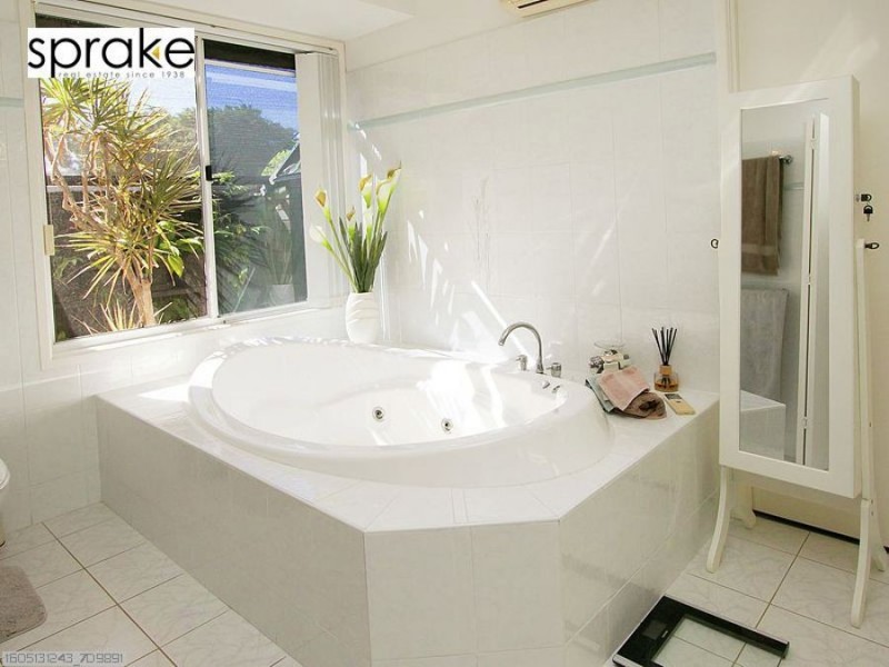 11 Oceanview Street, Point Vernon QLD 4655