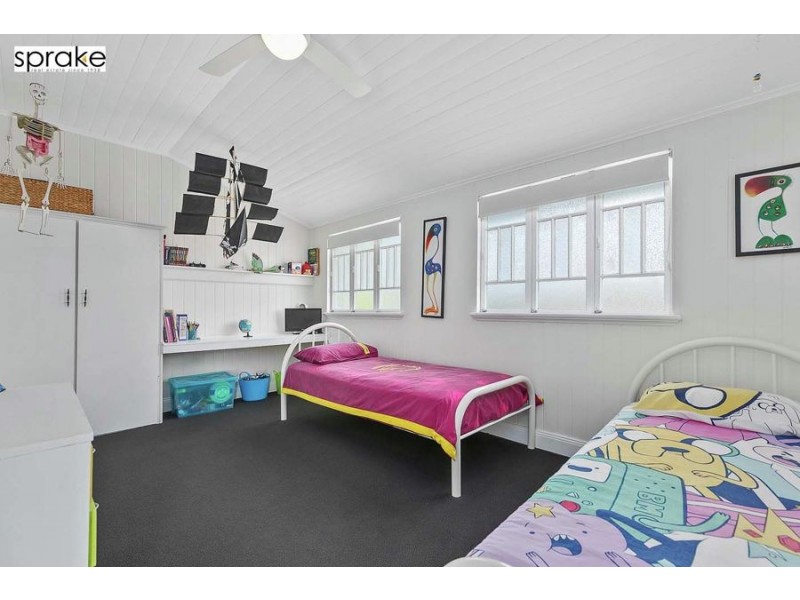 34 Robert Street, Torquay QLD 4655