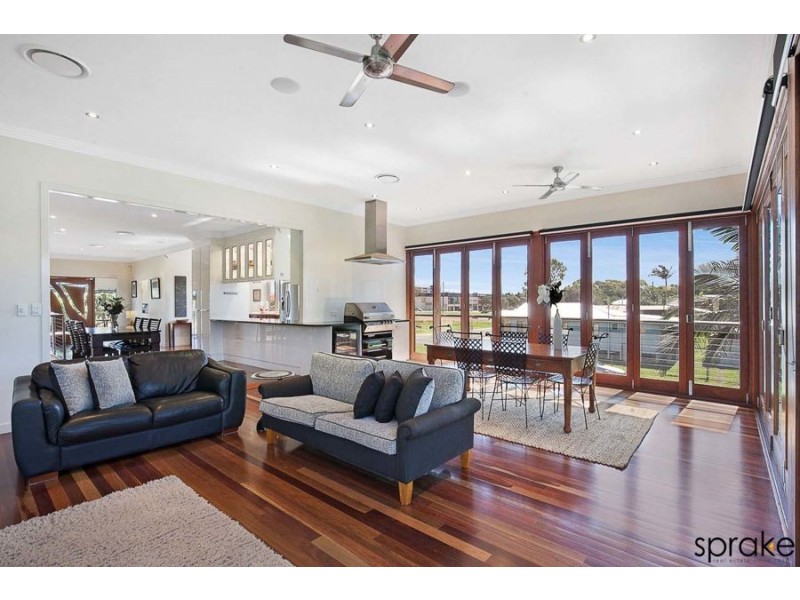 16 Pilot Street, Urangan QLD 4655