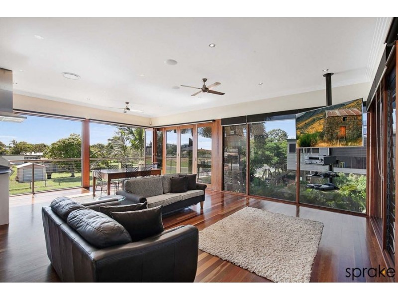 16 Pilot Street, Urangan QLD 4655