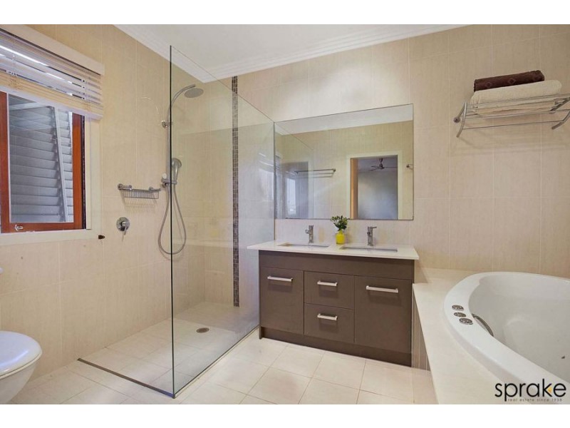 16 Pilot Street, Urangan QLD 4655