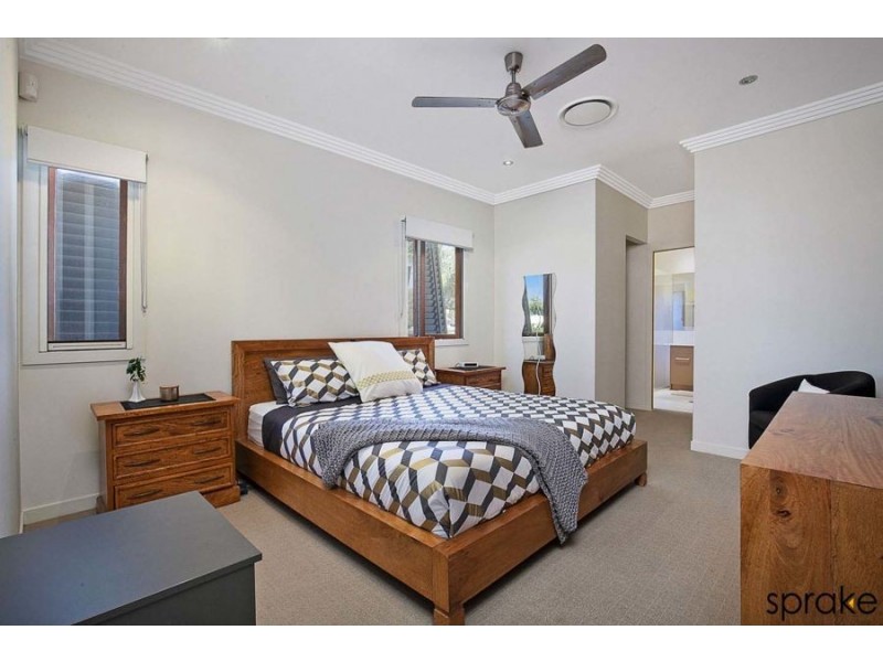 16 Pilot Street, Urangan QLD 4655