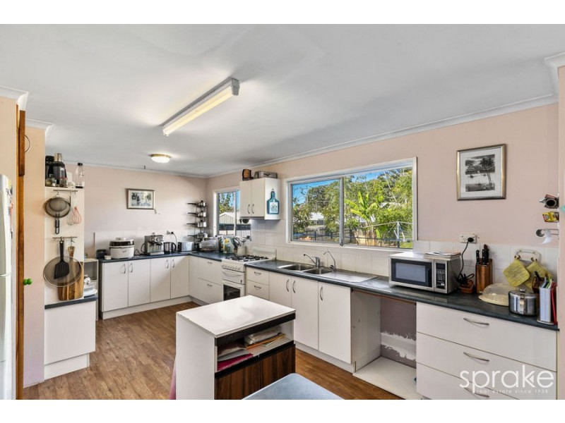 82 Hammond Street, Urangan QLD 4655