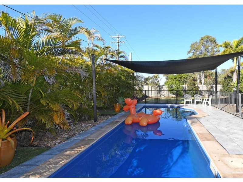 25 Walkers Road, Urangan QLD 4655