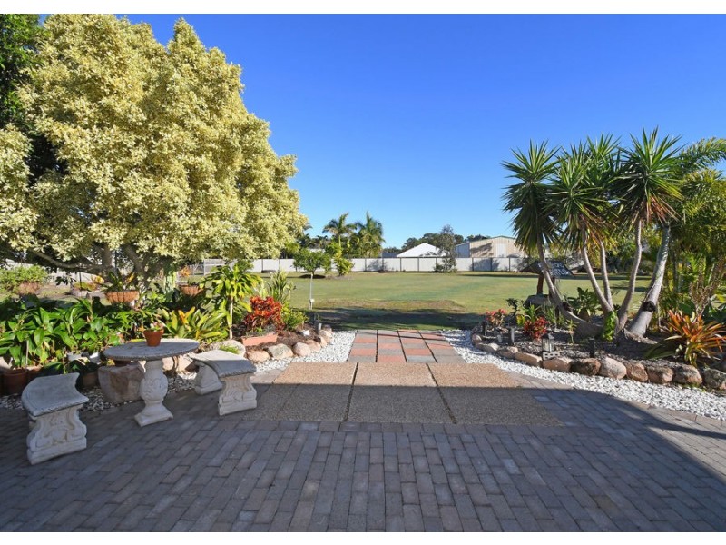 25 Walkers Road, Urangan QLD 4655