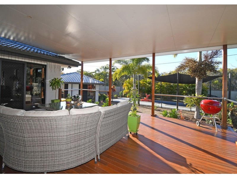 25 Walkers Road, Urangan QLD 4655