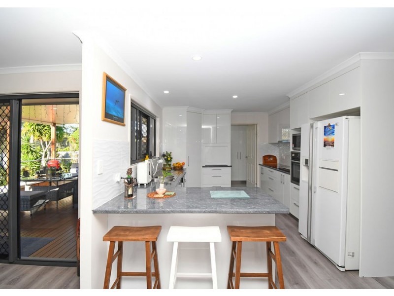 25 Walkers Road, Urangan QLD 4655