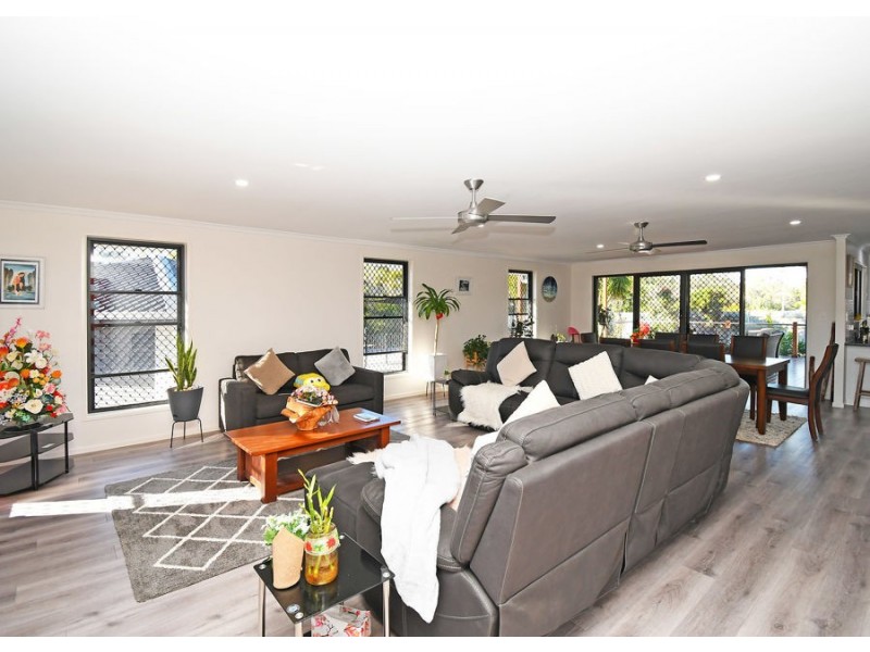 25 Walkers Road, Urangan QLD 4655