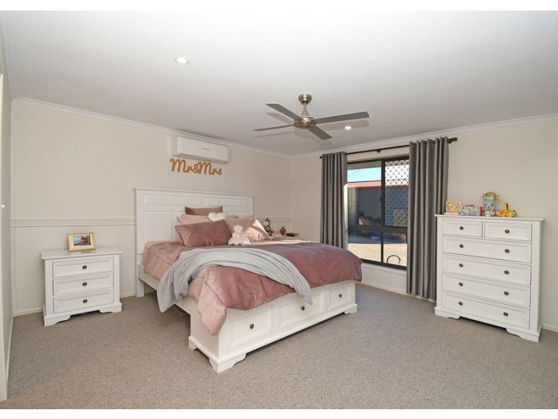 25 Walkers Road, Urangan QLD 4655