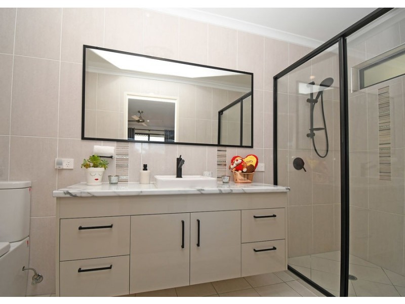 25 Walkers Road, Urangan QLD 4655