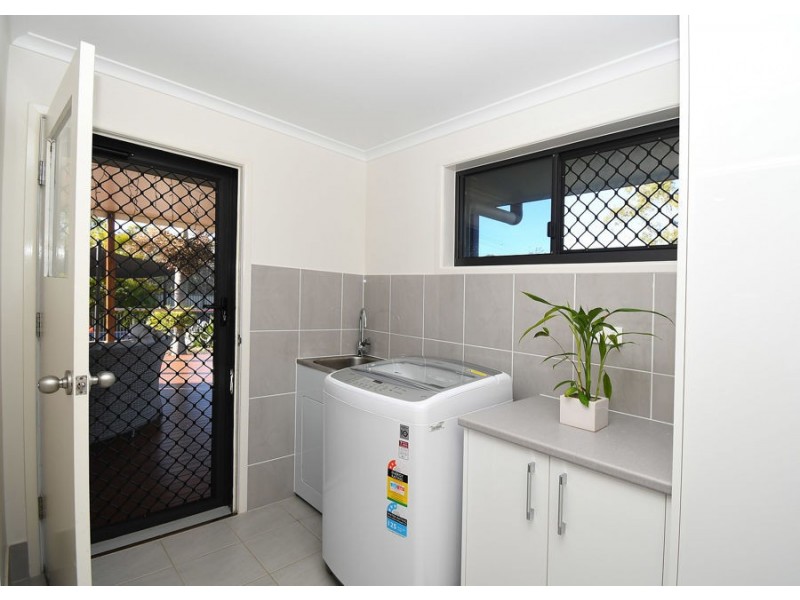 25 Walkers Road, Urangan QLD 4655