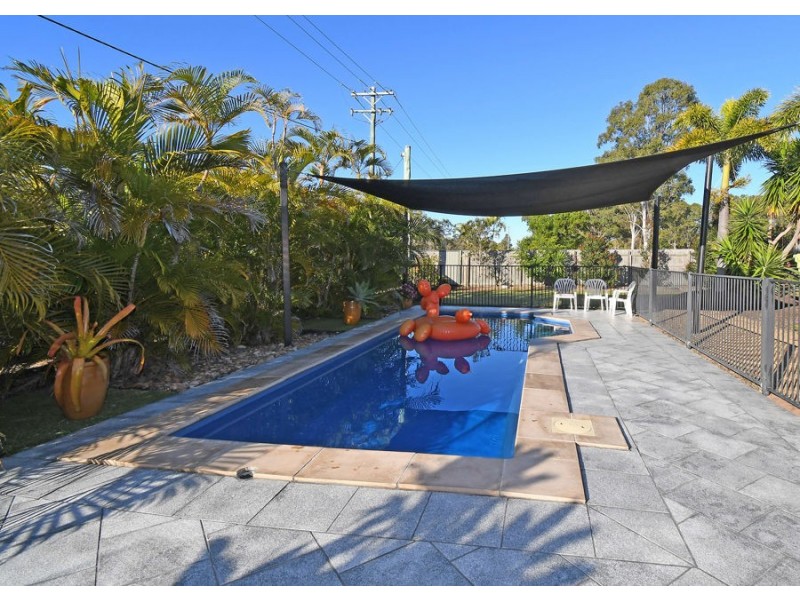 25 Walkers Road, Urangan QLD 4655