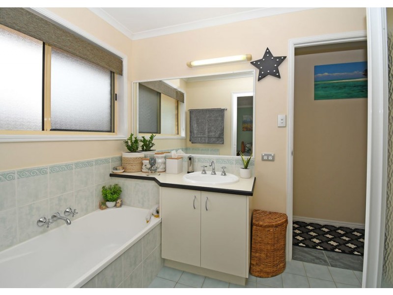 17 Brolga Court, Eli Waters QLD 4655