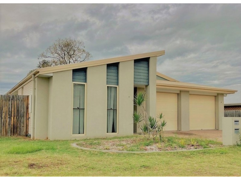 82 a&b Bradman Way, Urangan QLD 4655