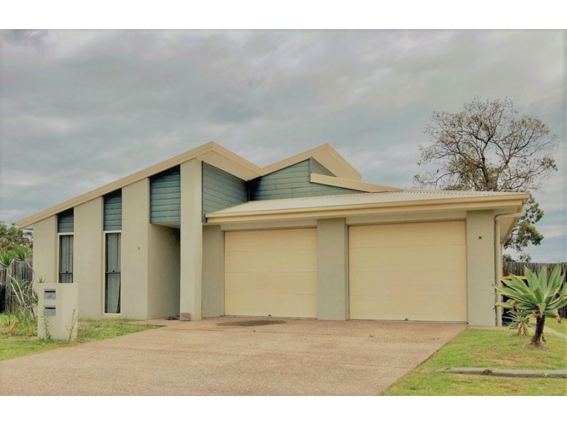 82 a&b Bradman Way, Urangan QLD 4655