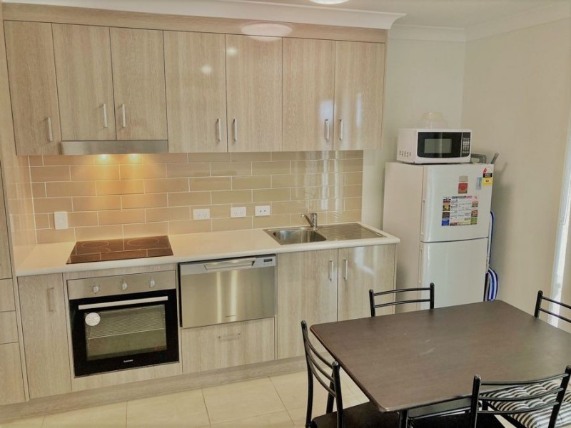 82 a&b Bradman Way, Urangan QLD 4655