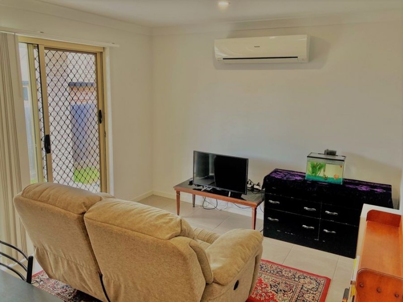82 a&b Bradman Way, Urangan QLD 4655