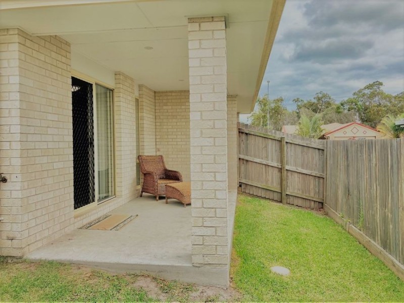 82 a&b Bradman Way, Urangan QLD 4655