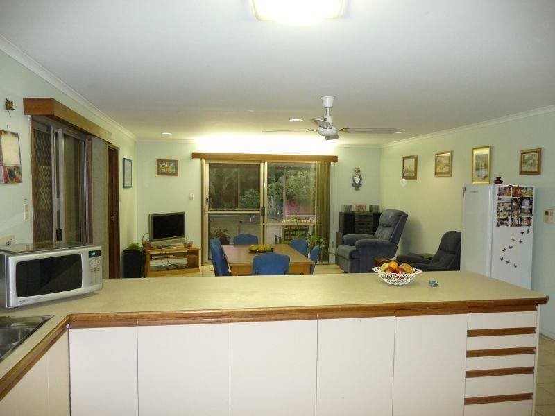 8 William St, Urangan QLD 4655