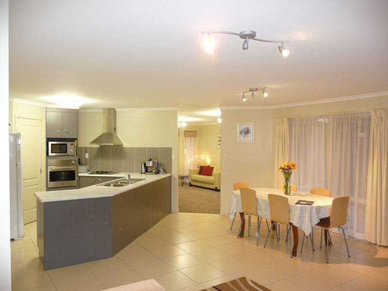 3 Maureen Crt, Point Vernon QLD 4655