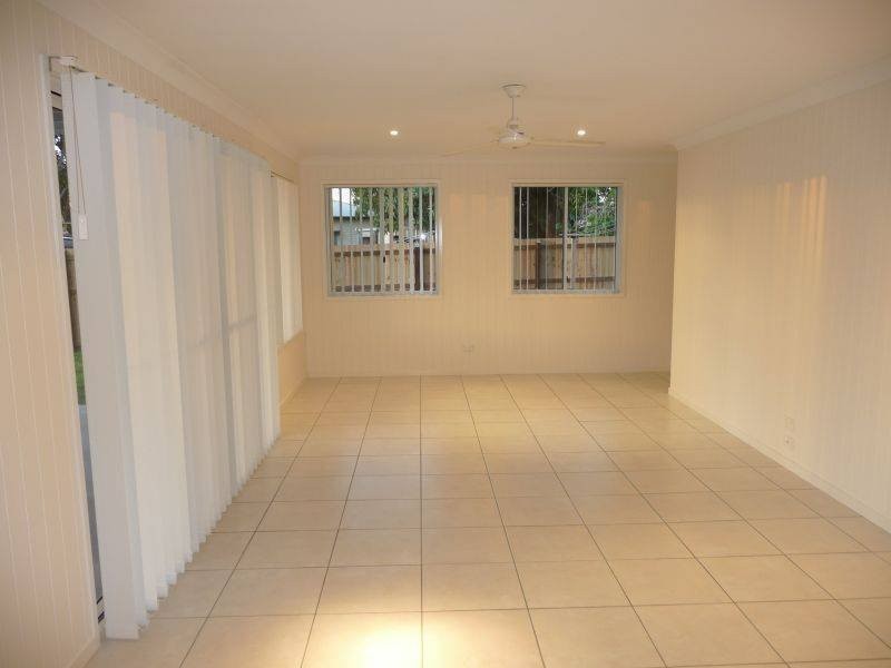 7 Hansen St, Urangan QLD 4655