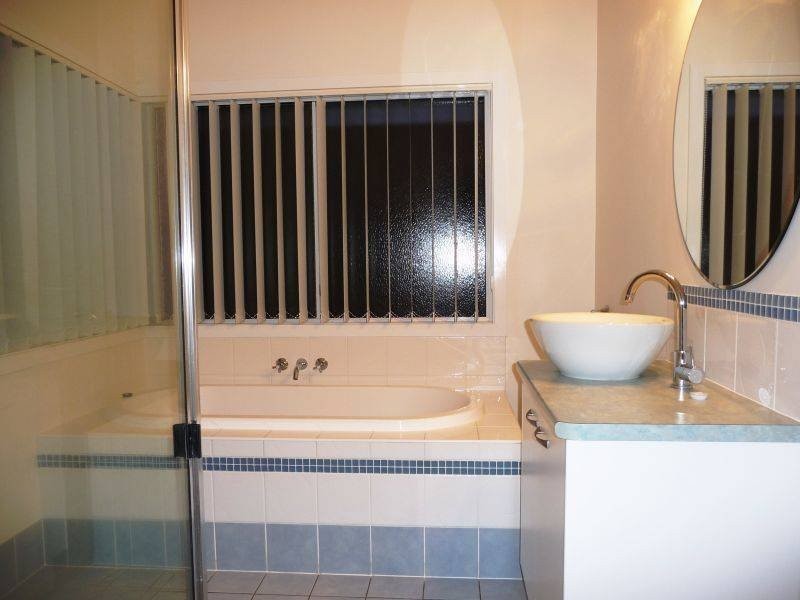 7 Hansen St, Urangan QLD 4655