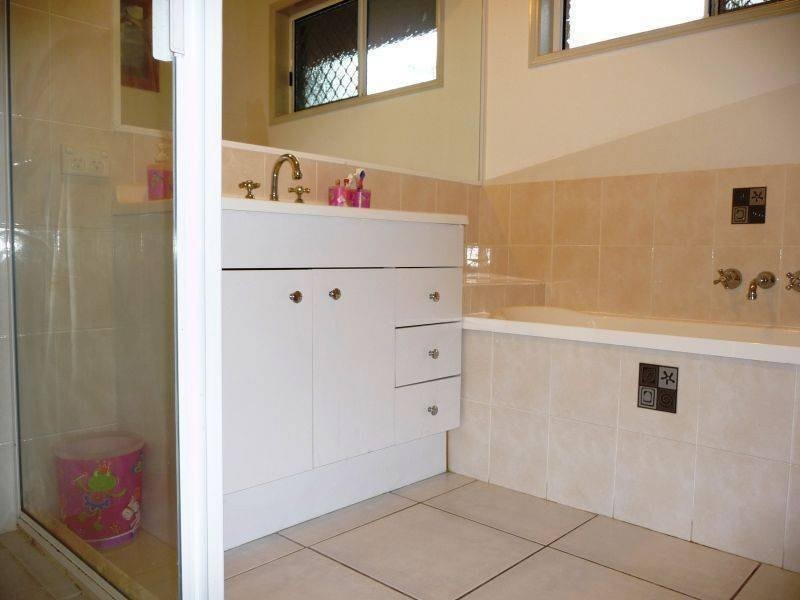 60 Joselyn Dr, Point Vernon QLD 4655