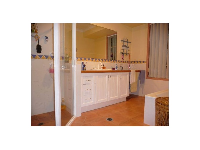 10 LucyAnne Crt, Urangan QLD 4655