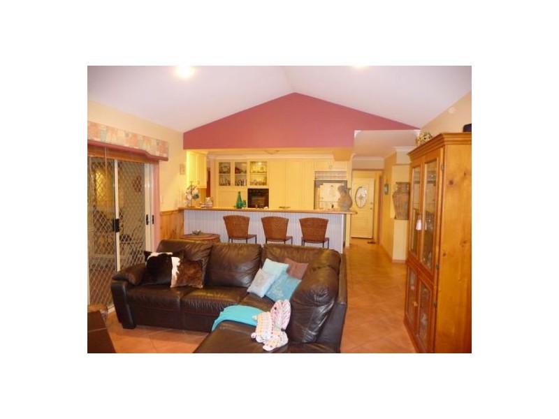 10 LucyAnne Crt, Urangan QLD 4655