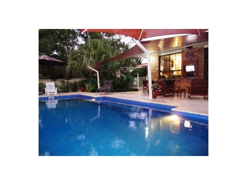 649 Boat Harbour Dr, Urangan QLD 4655