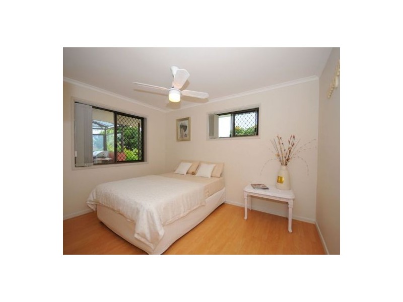 11 Mayfair St, Point Vernon QLD 4655