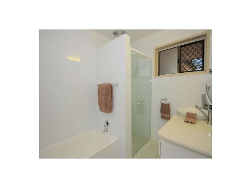 11 Mayfair St, Point Vernon QLD 4655